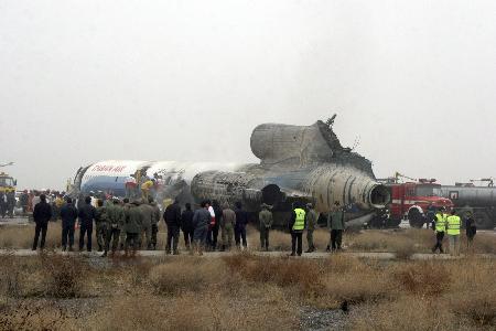 伊朗一客機降落時起火 造成至少46受傷